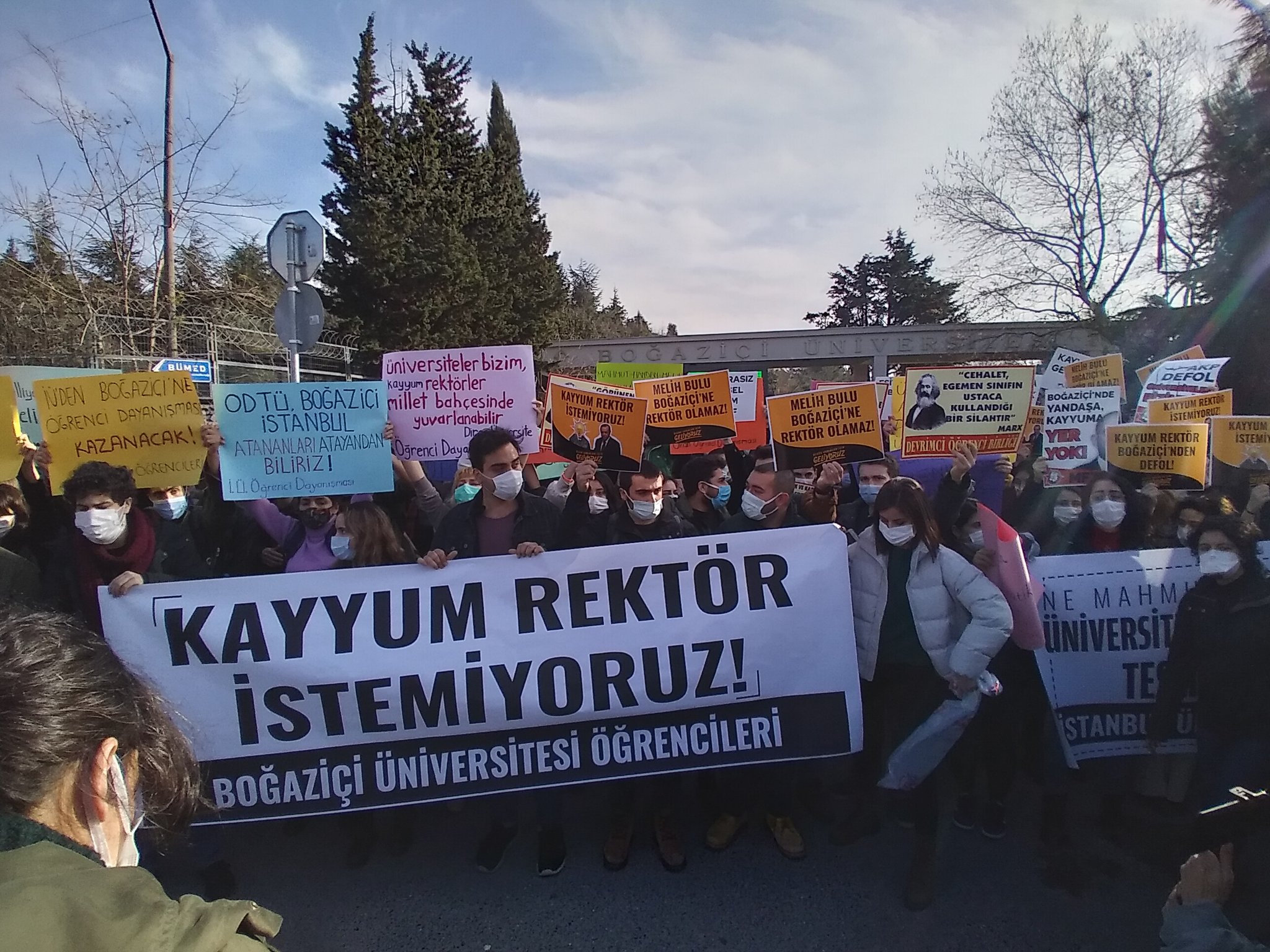 Rektörü protesto eden öğrenciler ev baskını ile gözaltına  alındı